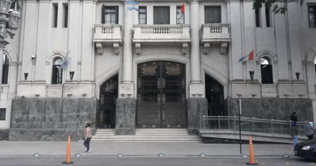 Condenaron a una exconcejal de Santa Fe por extorsionar a beneficiarios de planes | Información General