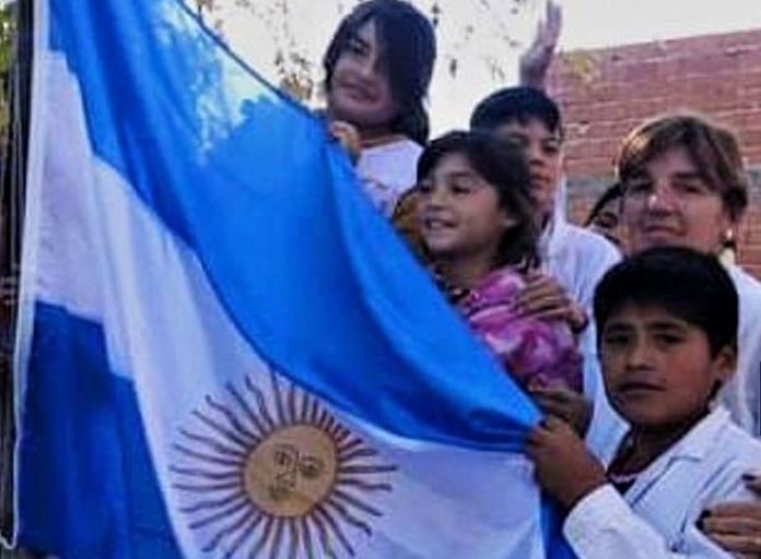 Robaron la bandera de su escuela: Nicolás la repuso con sus ahorros | Información General