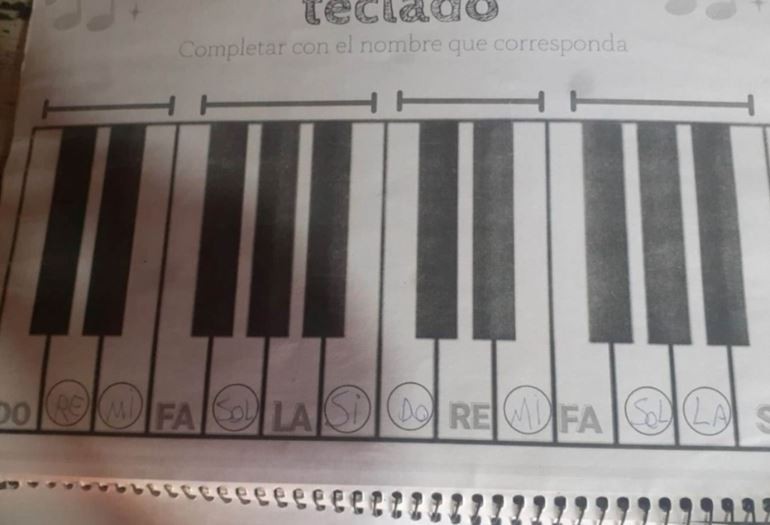 Un regalo especial para Joaquín, el nene que practicaba en un piano de papel | Información General
