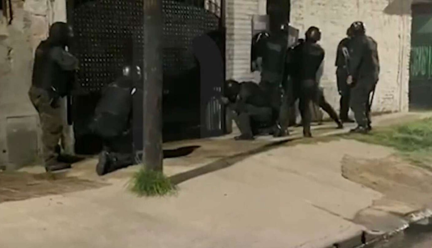 Fueron a detenerlo por un robo y lo encontraron teniendo sexo con su mujer | Información General