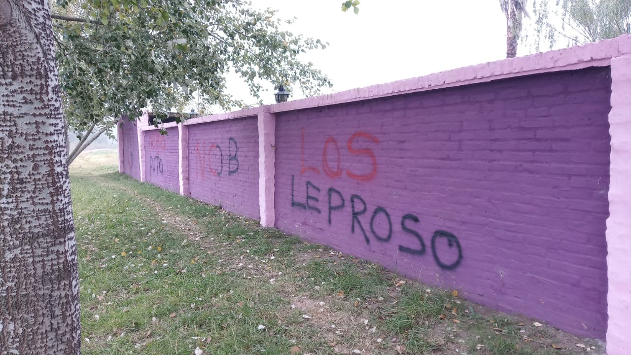 Un concejal de San Lorenzo bromeó a hinchas de NOB y le pintaron todo el frente de la casa | Rosario y la región