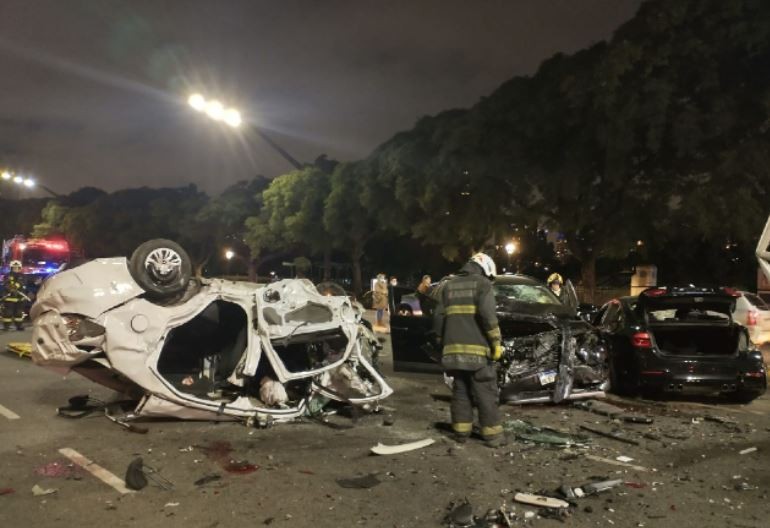 Al menos diez heridos en un choque entre vehículos particulares frente al hipódromo porteño | Información General