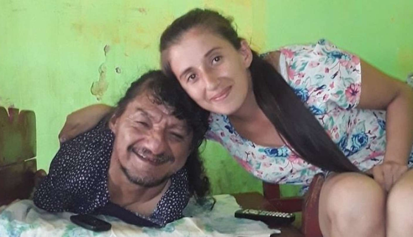 La conmovedora historia del hombre sin piernas ni brazos que crió solo a sus dos hijas | Internacionales