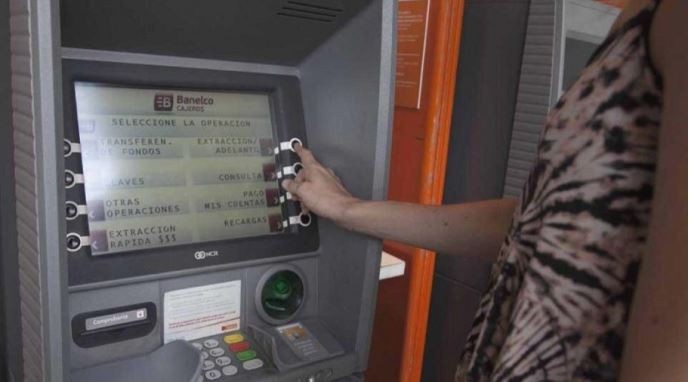 Los bancos se suman al cobro de comisiones por depositar dinero en efectivo | Economía y negocios