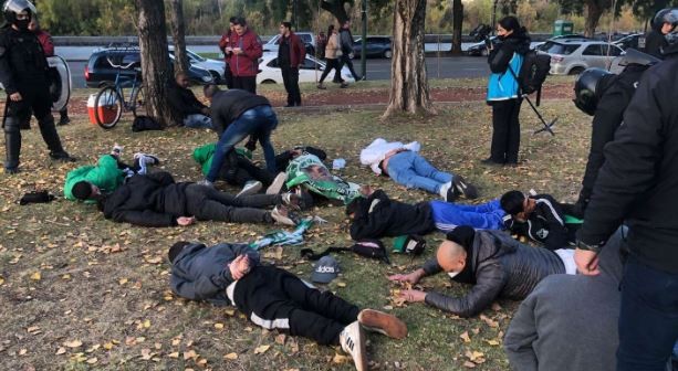 Unos 150 hinchas de Deportivo Cali fueron detenidos con navajas y cuchillos en Puerto Madero | Información General
