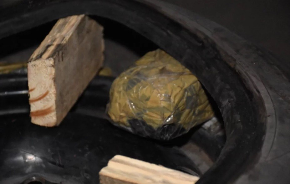 Control de rutina en la ruta: una pareja llevaba US$ 30 mil y más de $5 millones escondidos en un neumático | Información General