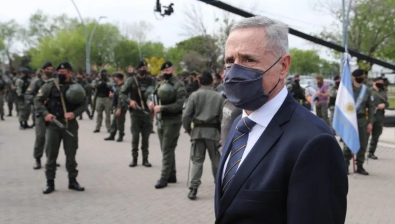 Embargo millonario y prohibido salir del país | Política