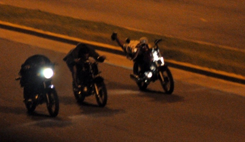 Lo detuvieron por correr una picada y mordió al policía: sus familiares apedrearon a los agentes | Información General