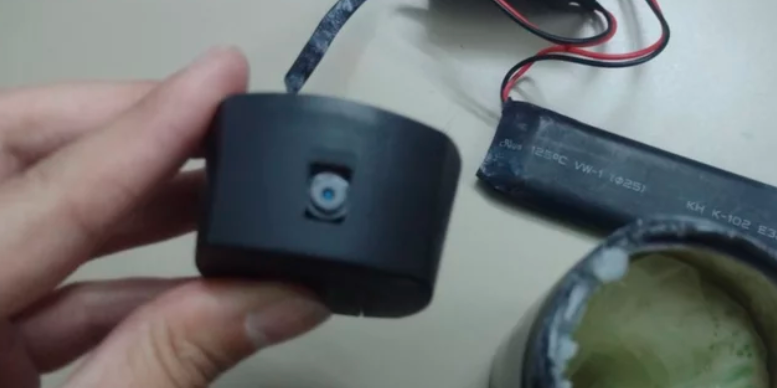 La convenció de probar en su ducha un aromatizador nuevo: escondía una cámara oculta y la espiaba mientras se bañaba | Información General