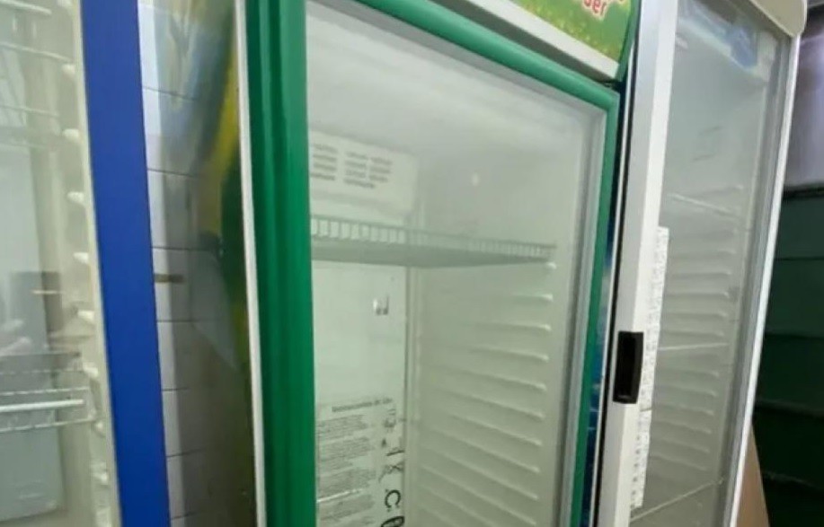 Ladrón se escondió de la Policía en la heladera exhibidora de un supermercado: fue detenido | Información General