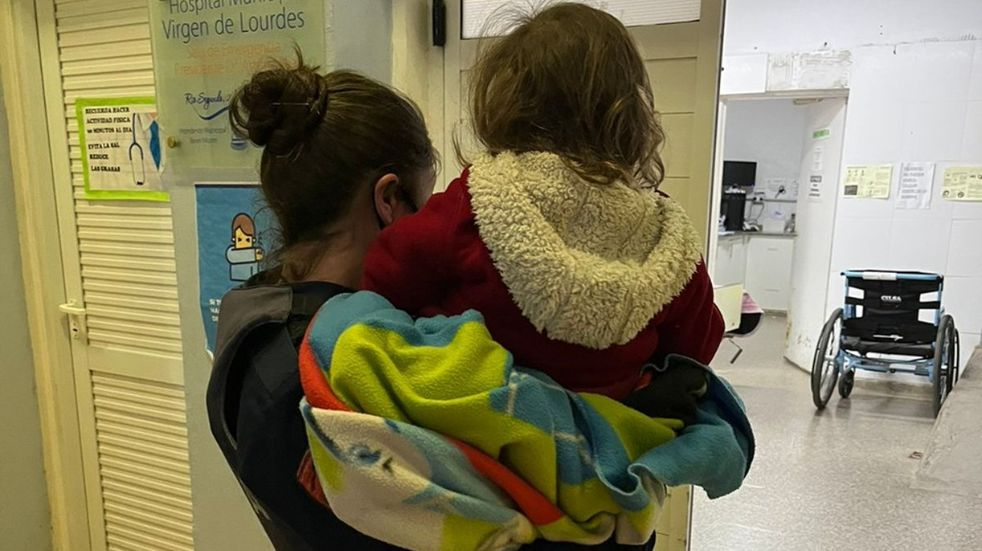 Rescataron a una nena de 2 años que estaba sola, encerrada y lloraba: su madre había ido a bailar | Información General