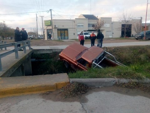 Dejó la camioneta sin cambio y cayó a un zanjón | Información General