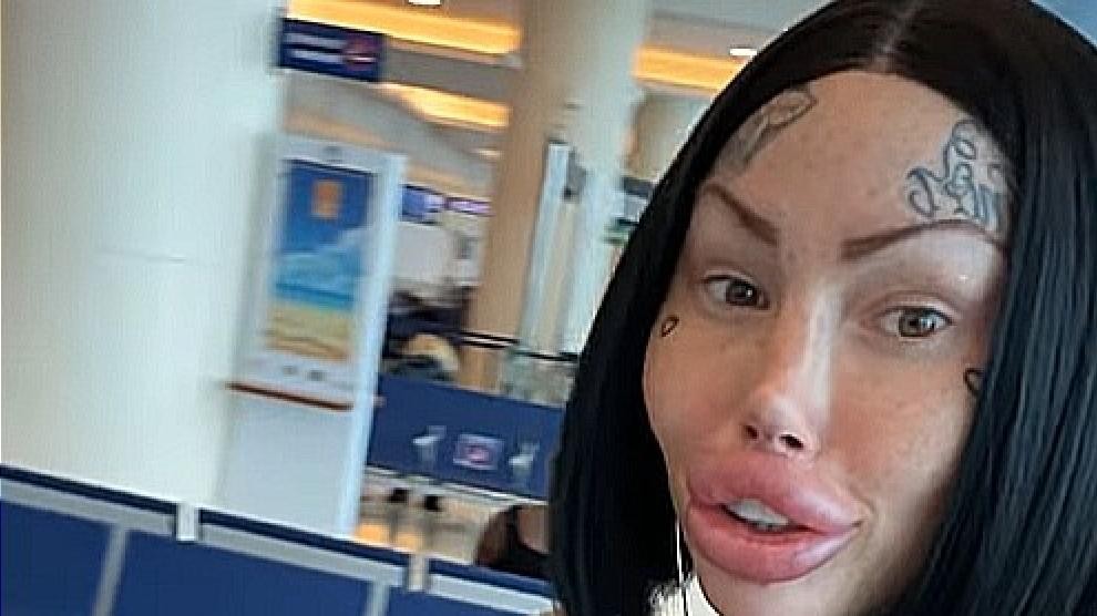 Una mujer denuncia que la echaron de un avión por tener unos senos de 10 kilos de peso y llevar un top deportivo | Tecnología