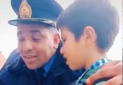 Video: Nene ciego le pidió a un policía que cantara la canción que le cantaba su abuela | Información General