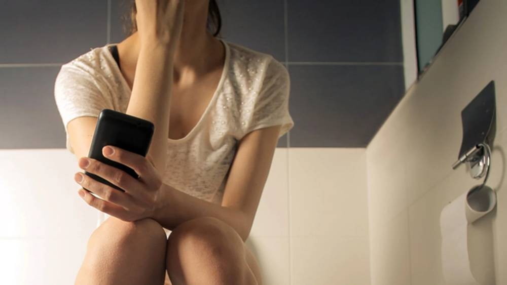 ¿Vas al baño con tu celular? No es una buena idea; te decimos por qué | Tecnología
