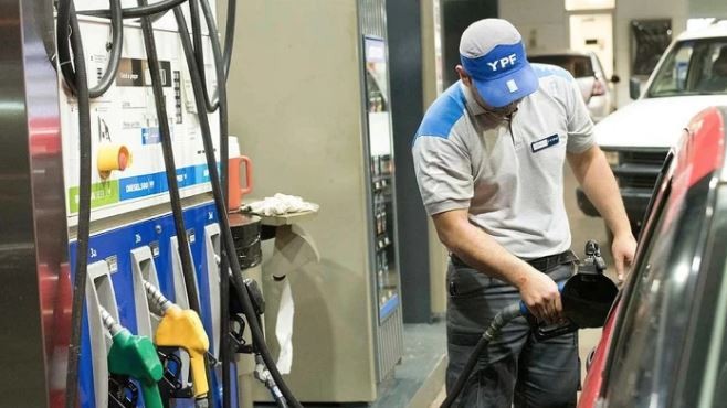Por la falta de gasoil, los vehículos con patente extranjera pagarán más caro en las estaciones YPF | Economía y negocios