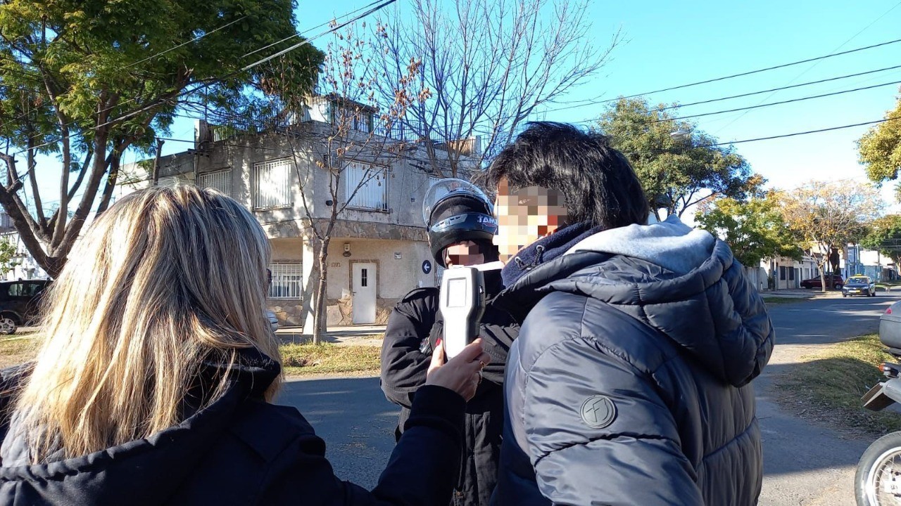 Intentó evadir un control de tránsito en contramano y le detectaron alcohol, marihuana y cocaína en sangre | Rosario y la región