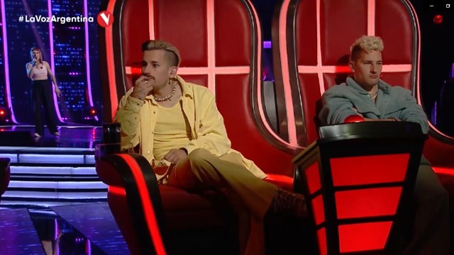 El palito de una participante contra Mau y Ricky | Entretenimiento