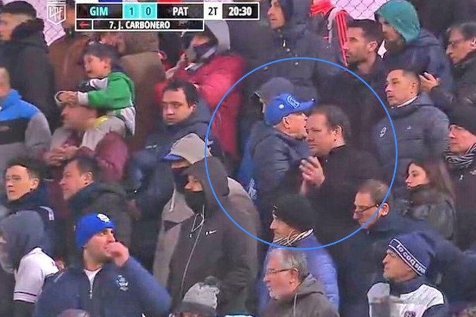 Diego Maradona volvió a "aparecer" en una tribuna y ya se convirtió en una leyenda viral | Tecnología