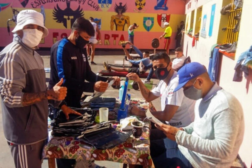 Detenidos de un penal bonaerense confeccionan mantas aislantes para personas en situación de calle | Información General