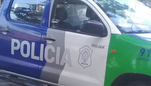 Miramar: un policía robó un celular, intentó escapar y fue detenido por los vecinos | Información General