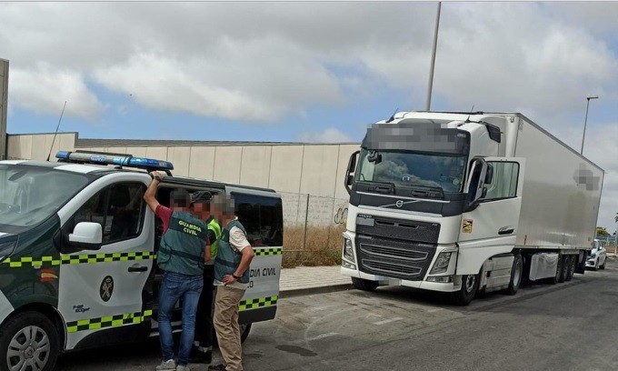 Detuvieron a un camionero por la muerte de un hombre al que llevó colgando del retrovisor durante 3 kilómetros | Internacionales