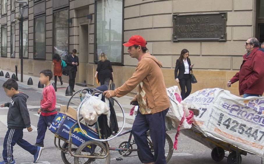 Una familia tipo necesitó ingresos por $100.000 para no ser pobre | Economía y negocios