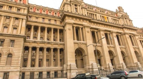 Condenaron a 11 años de cárcel a un hombre que abusaba de una niña y hacía participar a su hijo | Información General