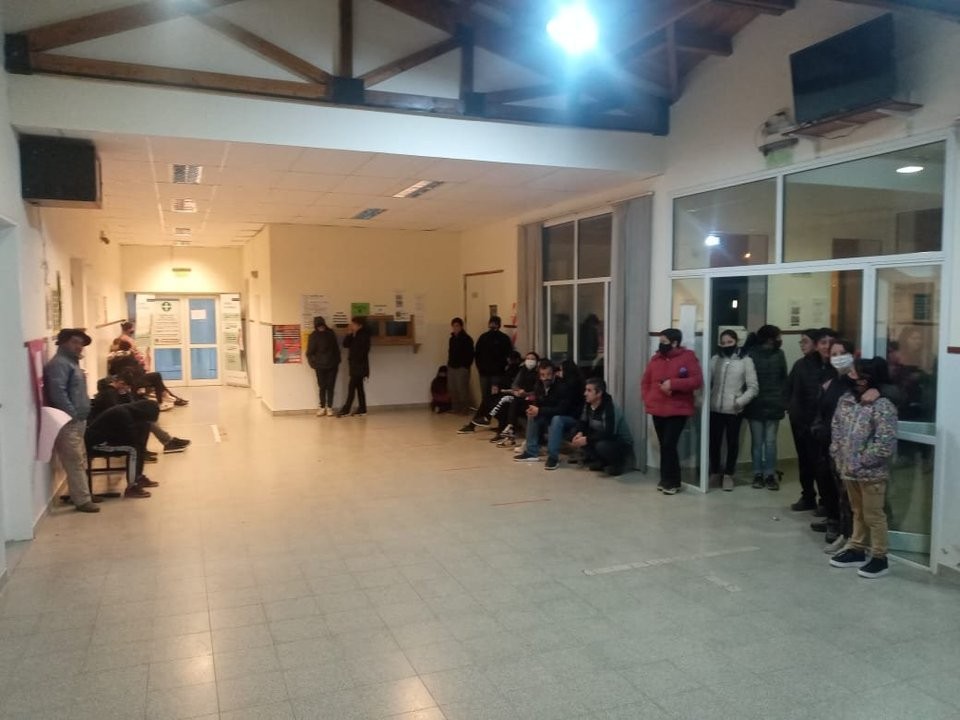 Unos 58 alumnos de 12 a 18 años resultaron intoxicados con monóxido en una escuela de Chubut | Información General