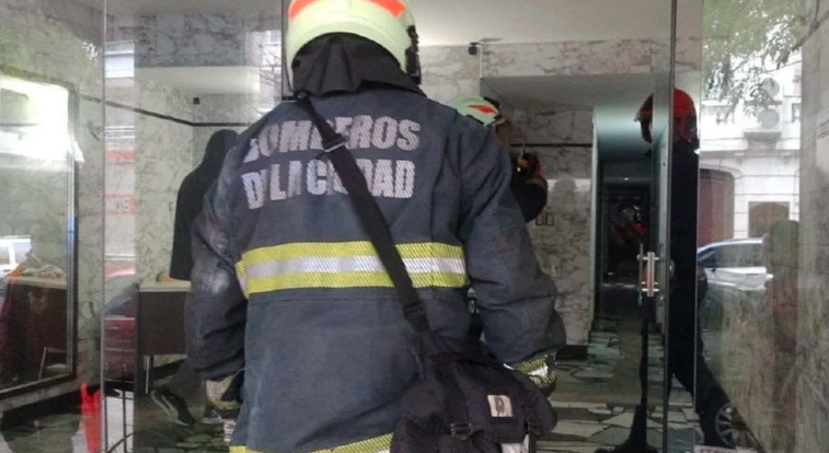Un muerto y 20 intoxicados por un escape de gas en un edificio de Once | Información General