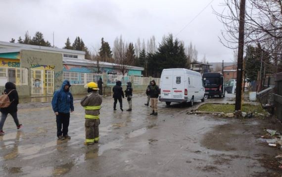Bariloche: evacuaron un colegio porque un estudiante llevó una supuesta granada | Información General