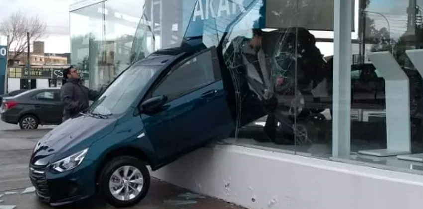 Puso en marcha un auto 0 Km en una concesionaria y lo estrelló contra la vidriera | Información General