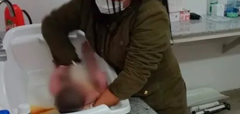 Rescataron a un recién nacido de un pozo ciego: detuvieron a su madre | Información General