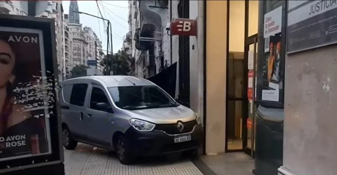 Se desvaneció mientras manejaba, chocó y murió | Información General