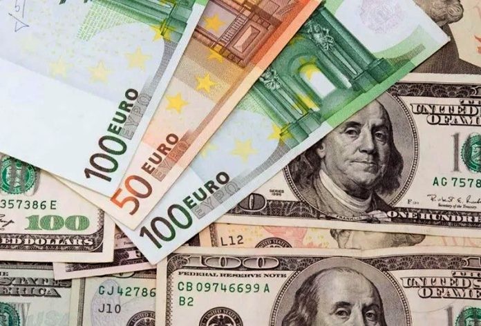 Cae el euro y alcanza su valor más bajo frente al dólar desde 2002 | Economía y negocios