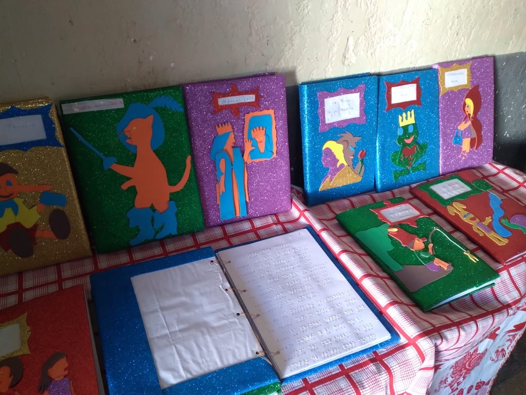 Sierra Chica: detenidos transcribieron cuentos en Braille y los donaron a escuela | Información General