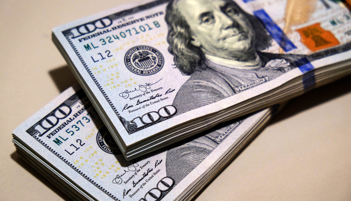 Volatilidad en el mercado cambiario: baja el blue pero suben los dólares financieros | Economía y negocios