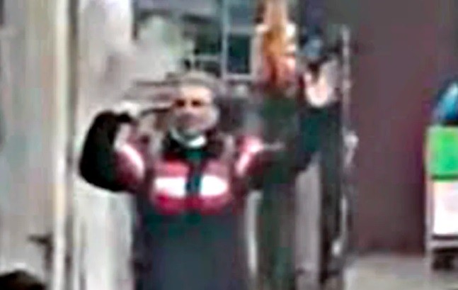 Un hombre se atrincheró en un colectivo y cortaron la General Paz: "Bajen o lo mato" | Información General