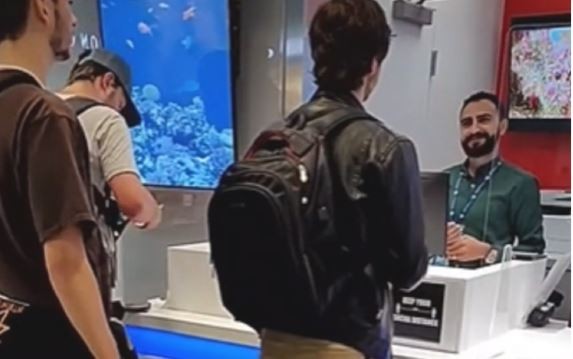 Quiso cambiar pesos por dólares en el aeropuerto de Estados Unidos y la reacción del cajero se hizo viral | Tecnología