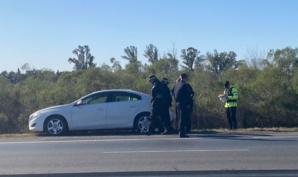 Ataron a madre e hijo con precintos y se robaron un auto y 4 millones de pesos | Rosario y la región