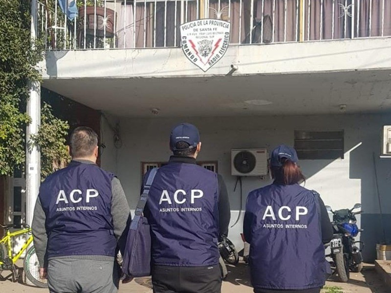 Detuvieron a policías acusados de falsificar acta y robar dinero de un auto chocado | Rosario y la región