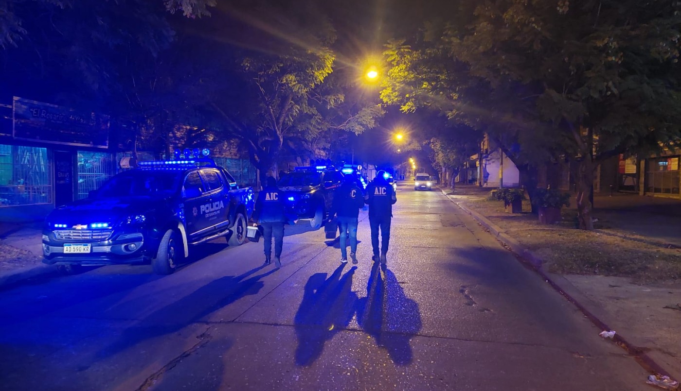 Asesinaron a un joven de 22 años y demoraron a tres pibes que tenían una pistola | Rosario y la región