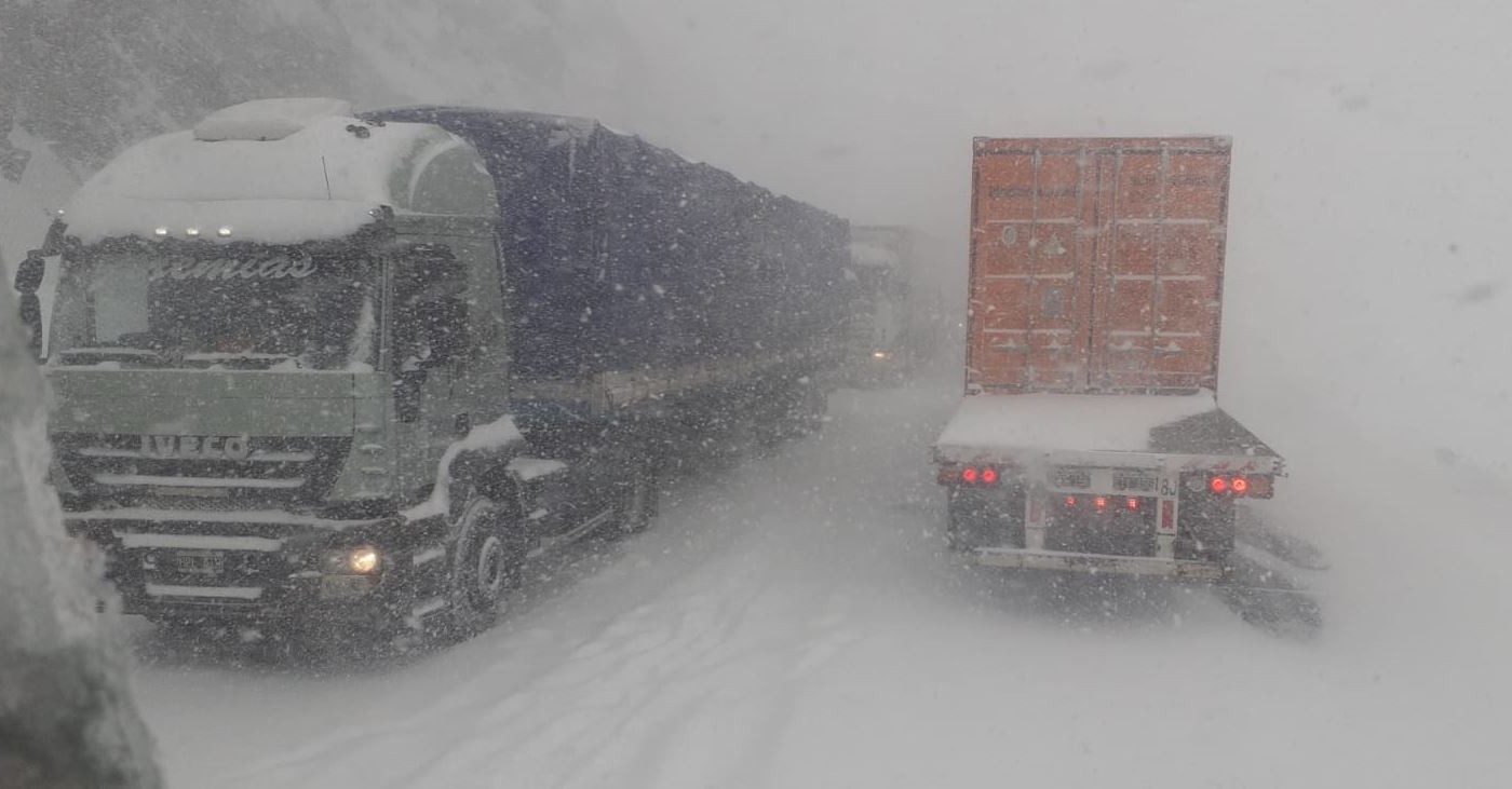 Cientos de autos, camiones y micros varados en el paso Cristo Redentor | Información General