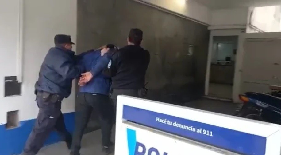 Tenía frío y le pidió al colectivero que cerrara la puerta: el chofer se negó, lo golpeó y fue detenido | Información General