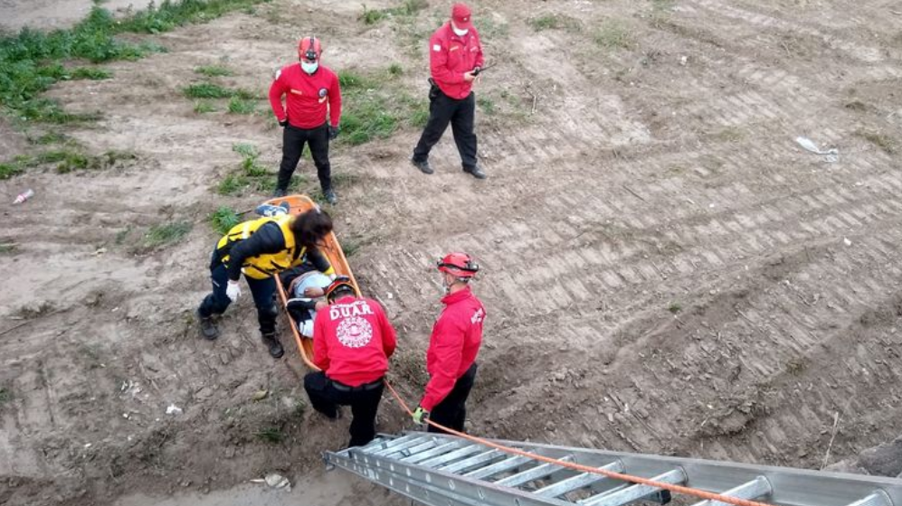Pelea entre limpiavidrios terminó con uno de ellos cayendo desde un puente | Información General