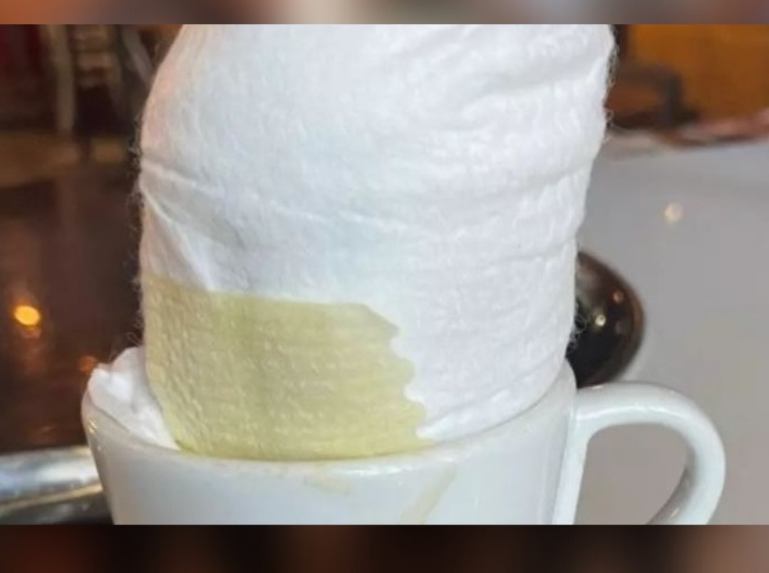 Indignante: cliente de un bar dejó un pañal usado en la taza | Información General