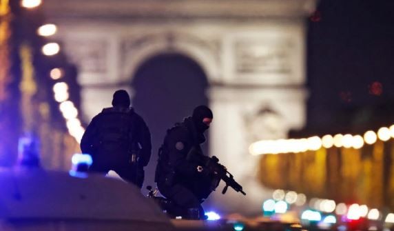 Pánico en París: dos hombres mataron a balazos a una persona e hirieron a otras cuatro | Internacionales
