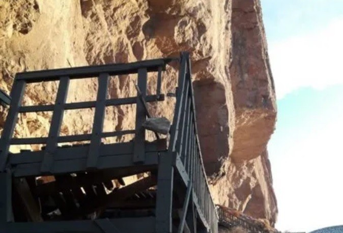 Cueva de las Manos: se desprendió  una roca de más de 50 kilos y rompió la pasarela | Información General