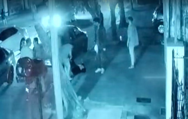 Video: trompadas, patadas y corridas a la salida de un boliche | Rosario y la región