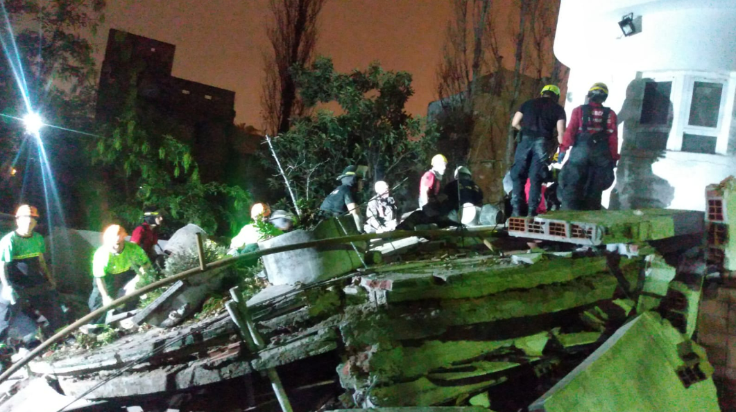 Se derrumbó una casa en zona Norte: trabajan equipos de emergencia en el lugar | Rosario y la región